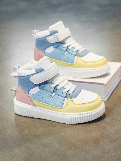 زوج من أحذية رياضية كاجوال للأطفال، أحذية بيضاء مرقعة بتصميم أنيق، خفيفة الوزن ومريحة، مناسبة للأولاد والبنات للركض